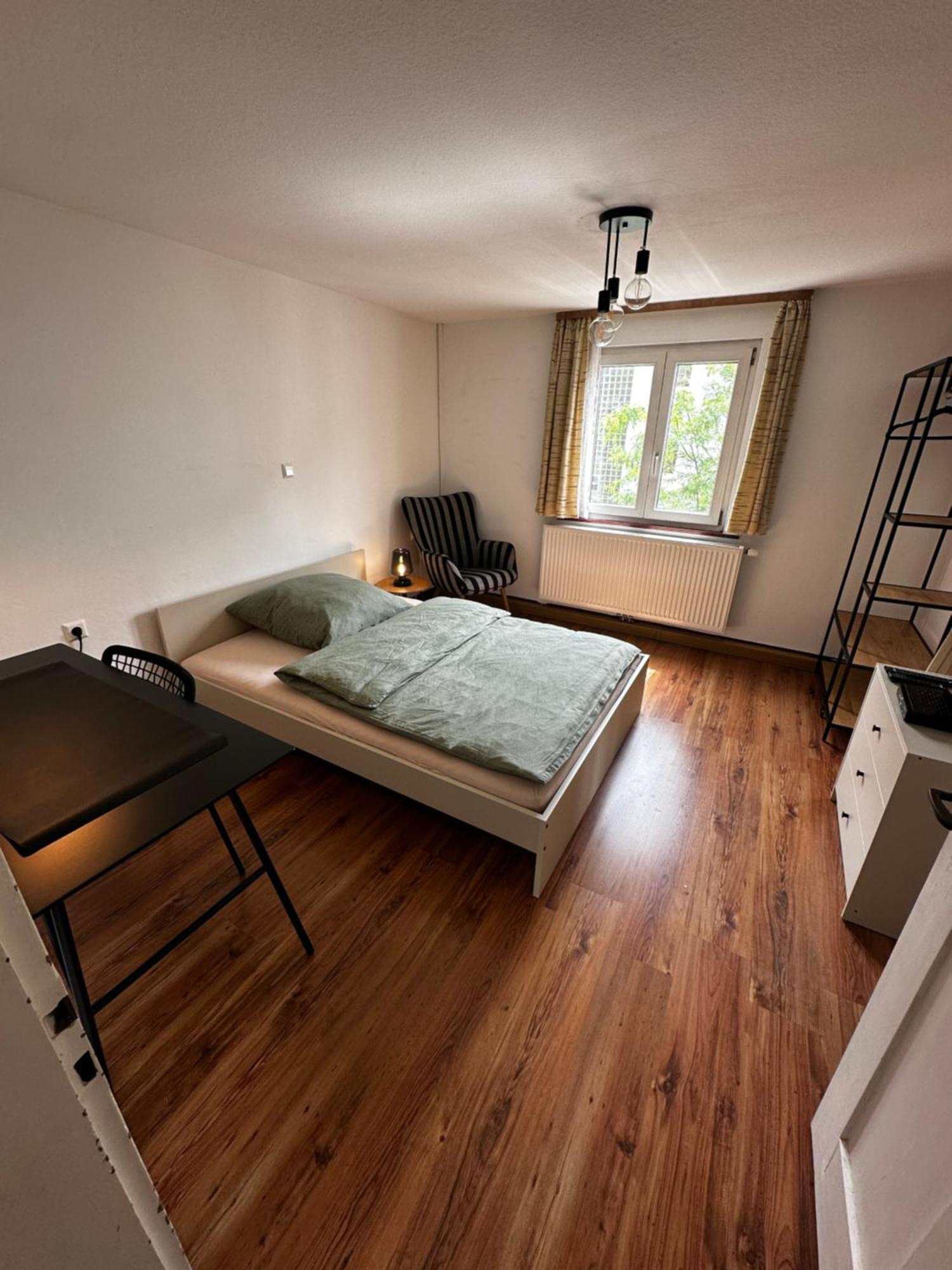 Einfaches Haus Mit Privatzimmern Und Gemeinschaftsraeumen 하일브론 외부 사진