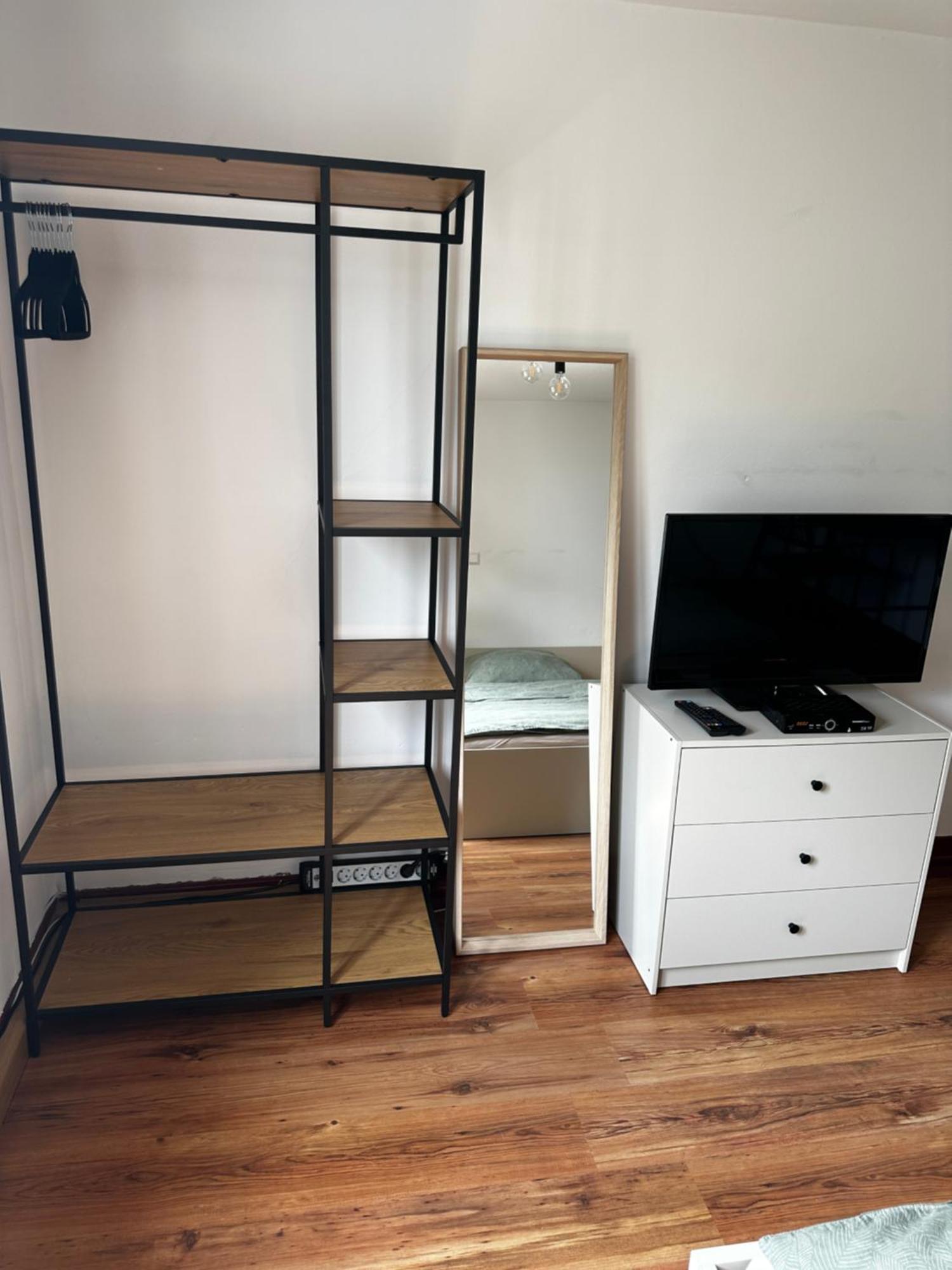 Einfaches Haus Mit Privatzimmern Und Gemeinschaftsraeumen 하일브론 외부 사진